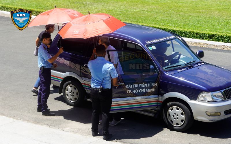 Làm bảo vệ cần những gì? 7 phẩm chất & 5 kỹ năng cần có 14 Khi tiếp cận khách hàng bảo vệ cần sử dụng ngôn ngữ và ngữ điệu phù hợp