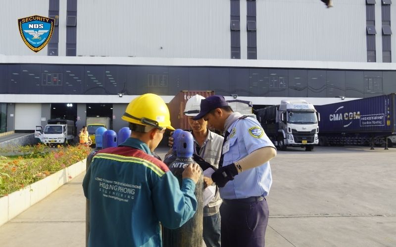 Làm bảo vệ cần những gì? 7 phẩm chất & 5 kỹ năng cần có 13 Nhân viên bảo vệ chủ động tiếp cận kiểm tra những vật dụng có khả năng gây nguy hiểm nhằm đảm bảo an toàn