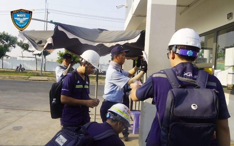 Làm bảo vệ cần những gì? 7 phẩm chất & 5 kỹ năng cần có 12 Nhân viên bảo vệ đang thực hiện nhiệm vụ kiểm tra khu vực cổng chính