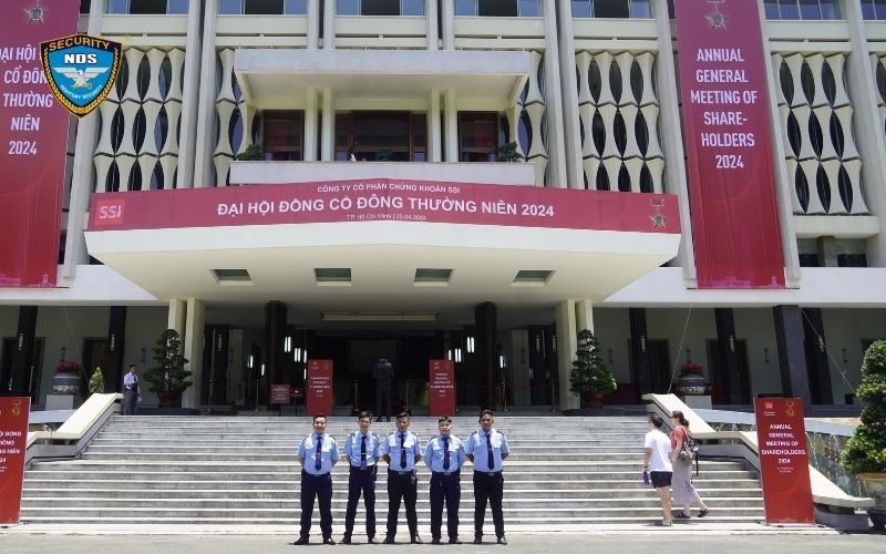 Làm bảo vệ cần những gì? 7 phẩm chất & 5 kỹ năng cần có 11 Nhân viên bảo vệ Bảo Vệ Ngày & Đêm Tây Bắc SG đang thực hiện nhiệm vụ tại Công ty cổ phần chứng khoán SSI