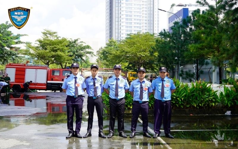 Nhiệm vụ bảo vệ tòa nhà tại cổng chính