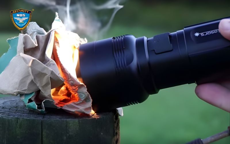 tạo ra lửa bằng đèn pin