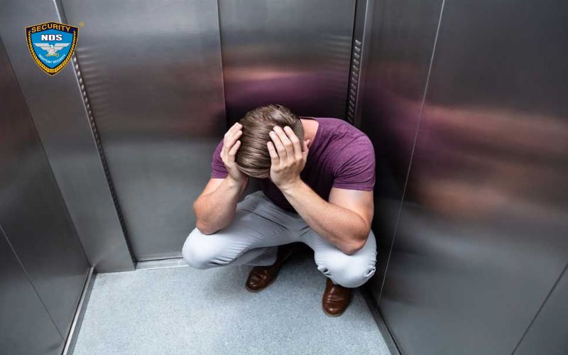 Cách xử lý khi bị kẹt trong thang máy