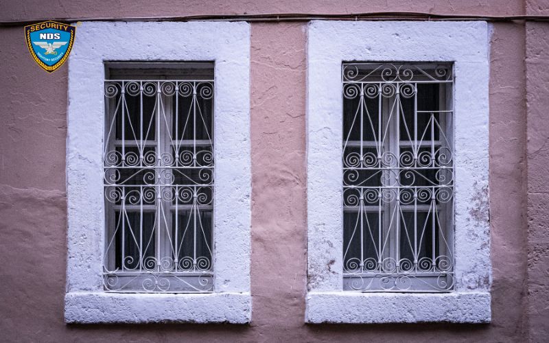 Gia cố cửa sổ bằng kính an toàn hoặc thanh kim loại