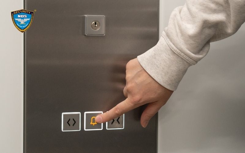 kẹt thang máy có sao không