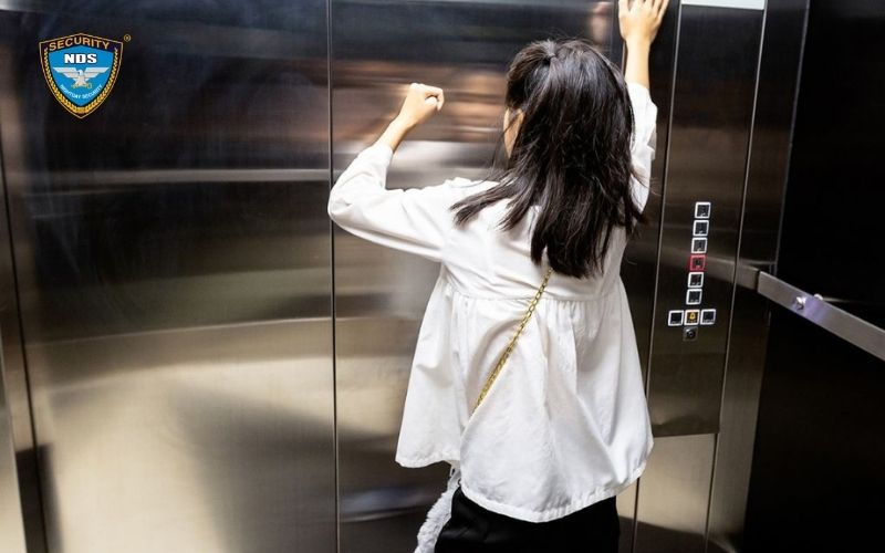 kẹt thang máy phải làm sao