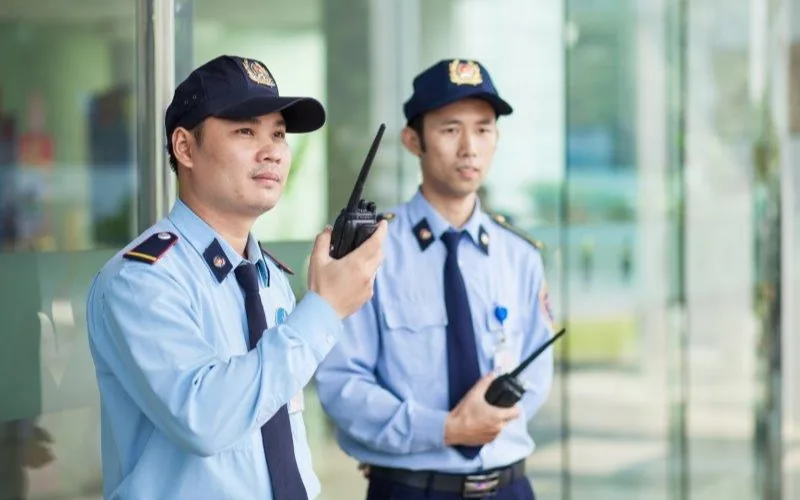 Top 5 công ty bảo vệ Quận 10 uy tín, chuyên nghiệp 16 Hai nhân viên bảo vệ dùng bộ đàm liên lạc khi tuần tra