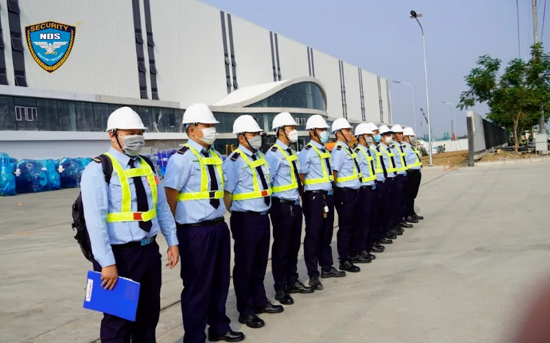 Top 5 công ty bảo vệ Quận 10 uy tín, chuyên nghiệp 11 Đội bảo vệ Ngày & Đêm đội mũ bảo hộ, mặc áo phản quang xếp hàng tại công trình