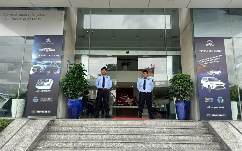 Hai nhân viên bảo vệ Phú Mỹ trực sảnh showroom Toyota Bến Thành, Quận 1