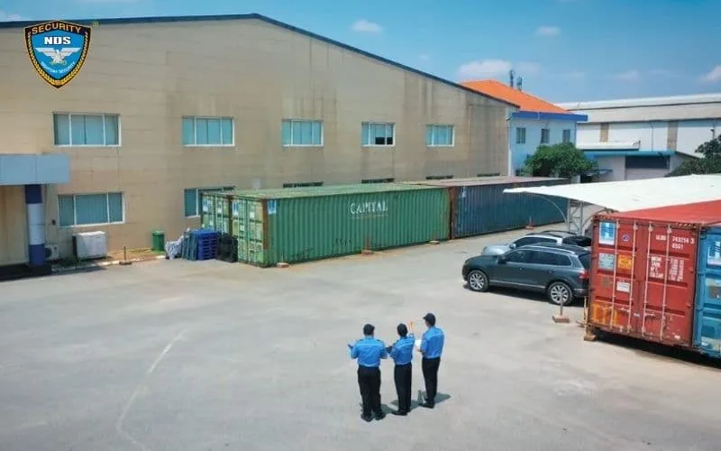 Dịch vụ bảo vệ khu công nghiệp 24 Nhóm bảo vệ tại sân kho có container và nhà xưởng