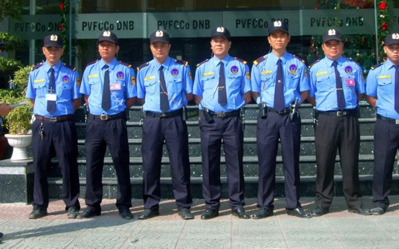 Top 5 công ty bảo vệ Quận 10 uy tín, chuyên nghiệp 15 Nhân viên bảo vệ đứng trực trước trụ sở PVFCCo DNB