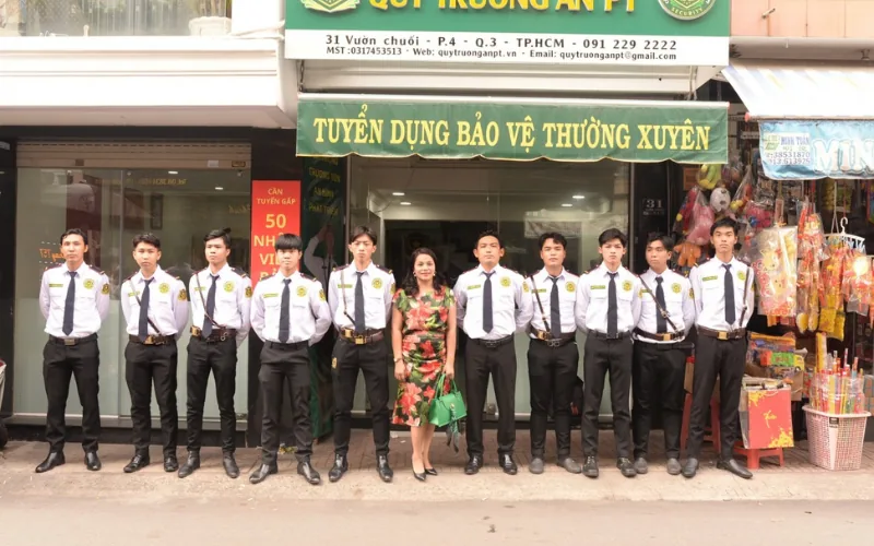 Đội bảo vệ Quý Trường An PT trước văn phòng tại số 31 Vườn Chuối, Quận 3