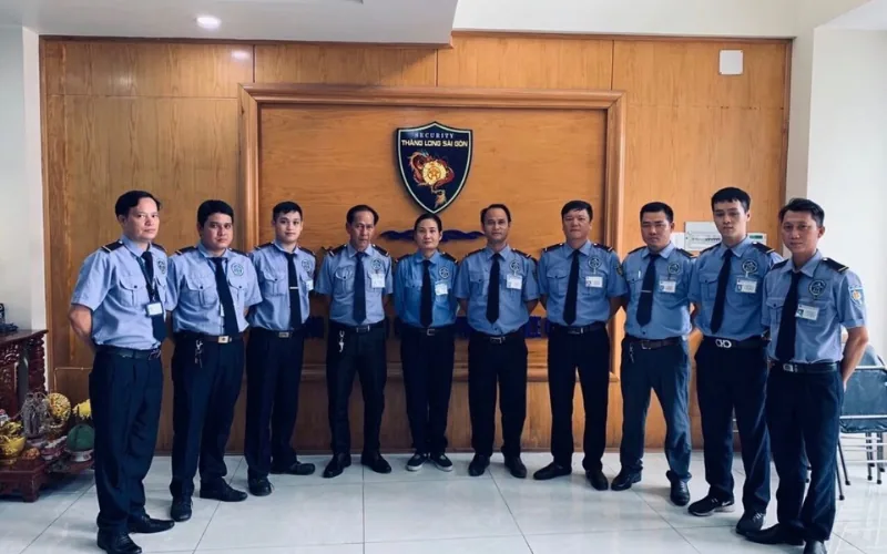 Đội bảo vệ An Phú Thăng Long chụp ảnh tập thể tại văn phòng công ty