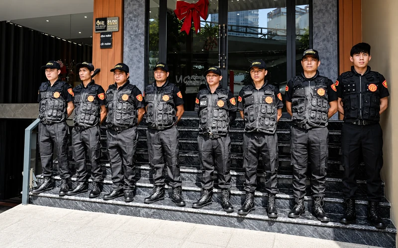 Top 5 công ty bảo vệ ở Quận 8 uy tín, chuyên nghiệp 11 Đội nhân viên bảo vệ mặc áo giáp đen xếp hàng trước lối vào tòa nhà