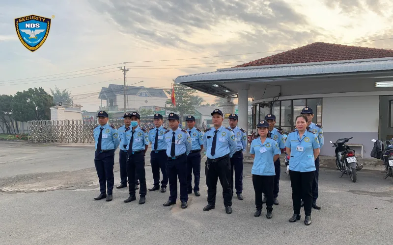 Top 5 công ty bảo vệ tại quận 4 chuyên nghiệp, chất lượng 10 Đội bảo vệ Ngày & Đêm, gồm cả nhân viên nữ, xếp hàng trước chốt bảo vệ cổng nhà máy
