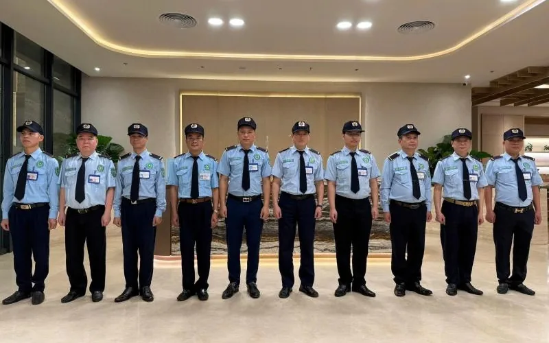 Top 5 công ty bảo vệ tại quận 4 chuyên nghiệp, chất lượng 11 Mười một nhân viên bảo vệ đứng thành hàng tại sảnh tòa nhà cao tầng