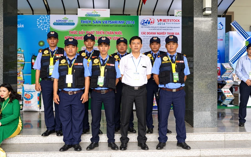 Top 5 công ty bảo vệ ở Quận 8 uy tín, chuyên nghiệp 12 Nhóm nhân viên bảo vệ đứng tại gian trưng bày của một triển lãm