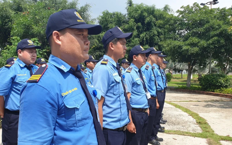 Top 12 công ty bảo vệ TPHCM uy tín, chuyên nghiệp 18 Đội ngũ SeaZen mặc đồng phục xanh xếp hàng dưới tán cây