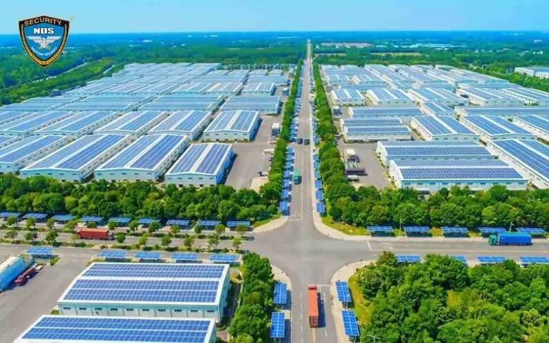 Dịch vụ bảo vệ khu công nghiệp 18 Toàn cảnh khu công nghiệp với nhiều dãy nhà xưởng và đường nội bộ