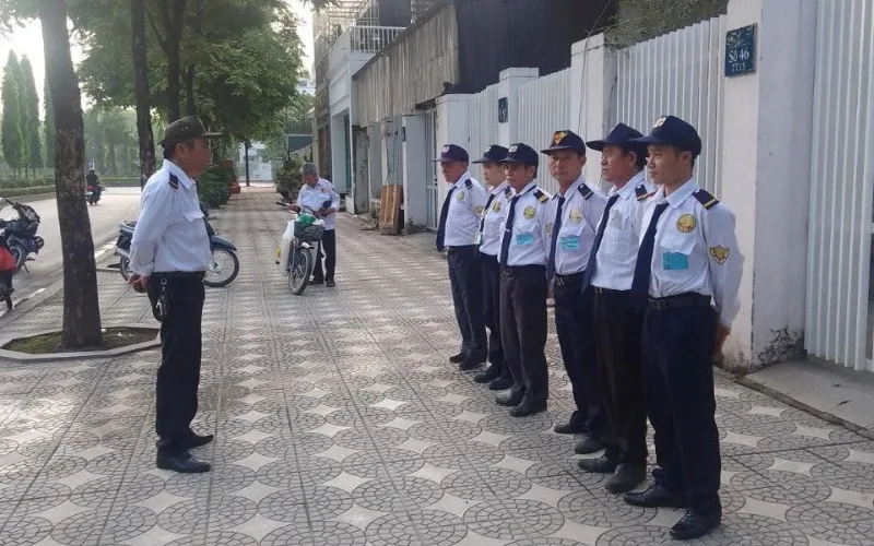 Top 5 công ty bảo vệ tại quận 4 chuyên nghiệp, chất lượng 12 Chỉ huy ca giao ban cho hàng nhân viên bảo vệ trên vỉa hè trước cổng mục tiêu