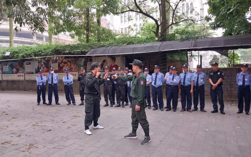 Huấn luyện viên làm mẫu động tác võ thuật cho đội nhân viên bảo vệ