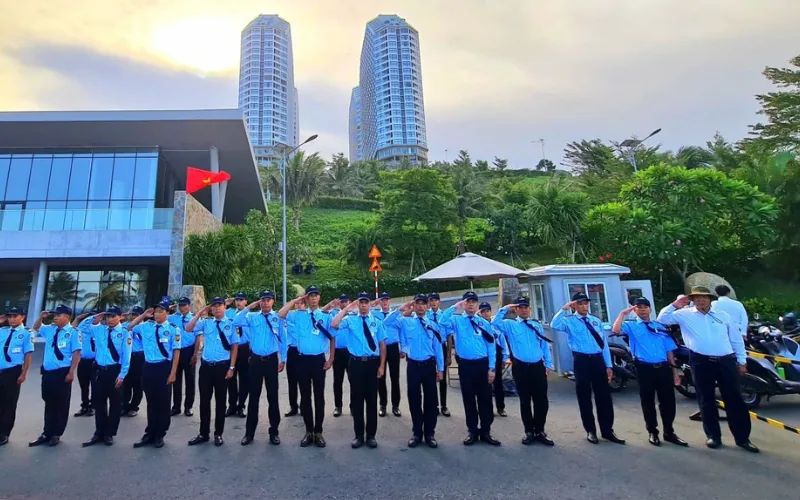 Lực lượng bảo vệ An Toàn I.S.P chào điều lệnh trước khu căn hộ cao tầng
