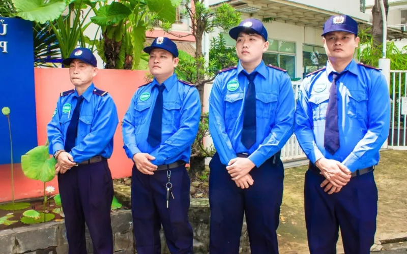 Nhân viên bảo vệ GFC Security mặc đồng phục xanh dương trực tại cổng mục tiêu