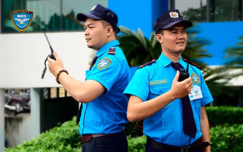 Top 5 công ty bảo vệ ở Quận 8 uy tín, chuyên nghiệp 8 Hai nhân viên Bảo vệ Ngày & Đêm sử dụng bộ đàm trong ca trực