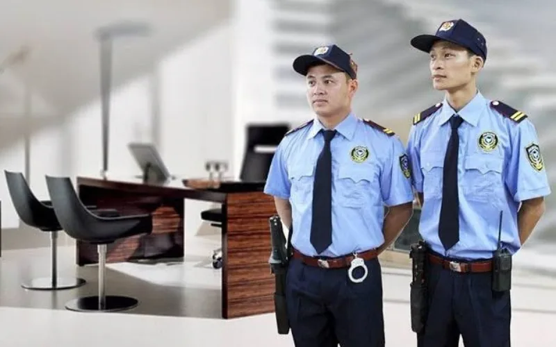 Top 5 công ty bảo vệ Quận 10 uy tín, chuyên nghiệp 13 Hai nhân viên bảo vệ NSS mang dùi cui, còng số 8 trực tại sảnh văn phòng