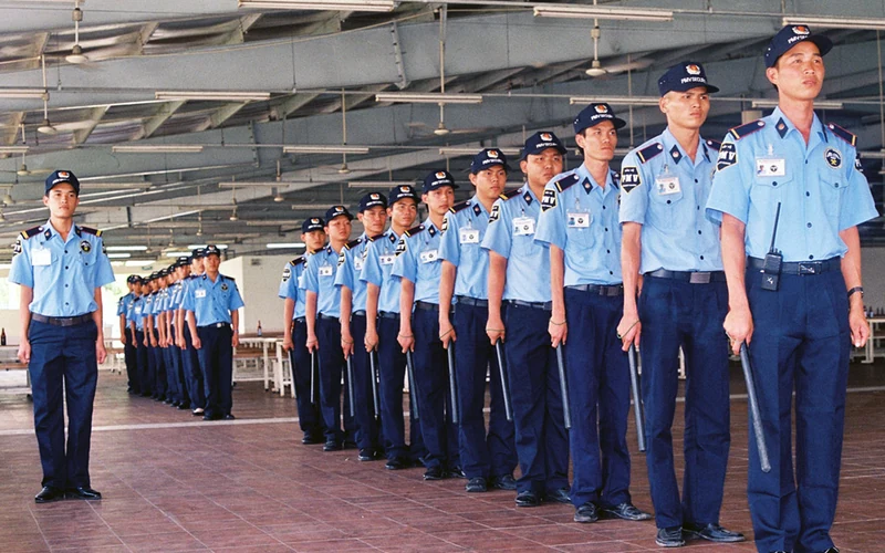 Top 12 công ty bảo vệ TPHCM uy tín, chuyên nghiệp 21 Đội ngũ PMV Security mặc đồng phục xanh xếp hàng dưới mái che
