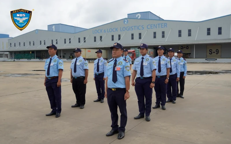 Đội ngũ bảo vệ Ngày và Đêm tập hợp trước trung tâm logistics