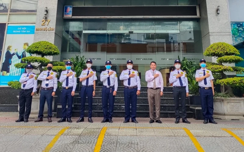 Top 12 công ty bảo vệ TPHCM uy tín, chuyên nghiệp 20 Đội ngũ Yuki Sepre 24 mặc áo trắng xếp hàng trước tòa nhà